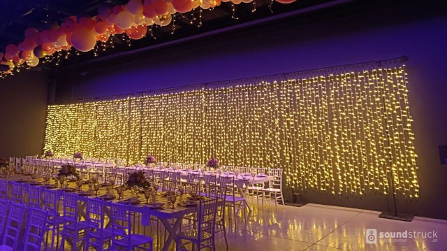Κουρτίνα-fairy-lights-σε-παρτυ-γάμου